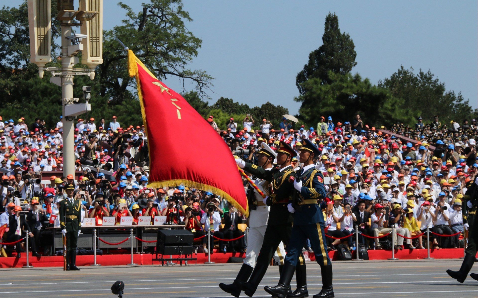 地级市足球基础设施建设持续推进，赛场环境全面改善，足球基地建设标准